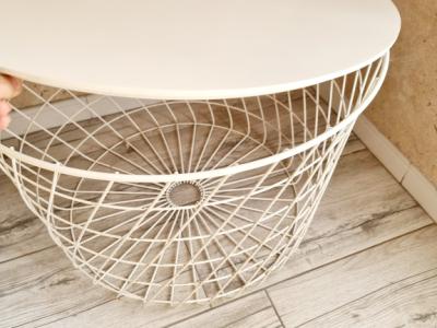 Cofre, mesa auxiliar, cesta de metal