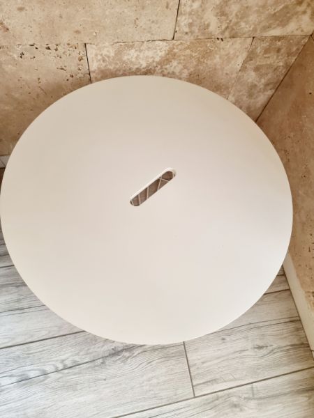 Cofre, mesa auxiliar, cesta de metal