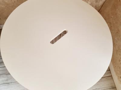 Cofre, mesa auxiliar, cesta de metal