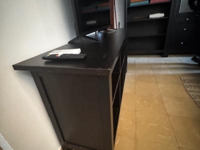 Mueble bajo TV/aparador 159x40x75 cm marrón oscuro/negro