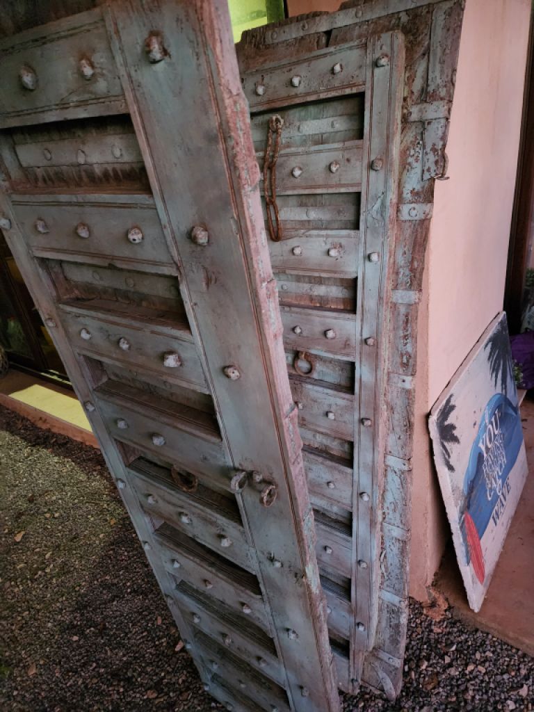 Puerta antigua con marco