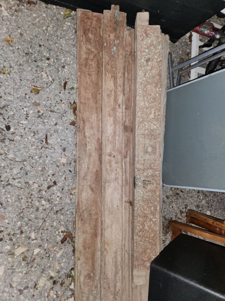 Puerta antigua con marco