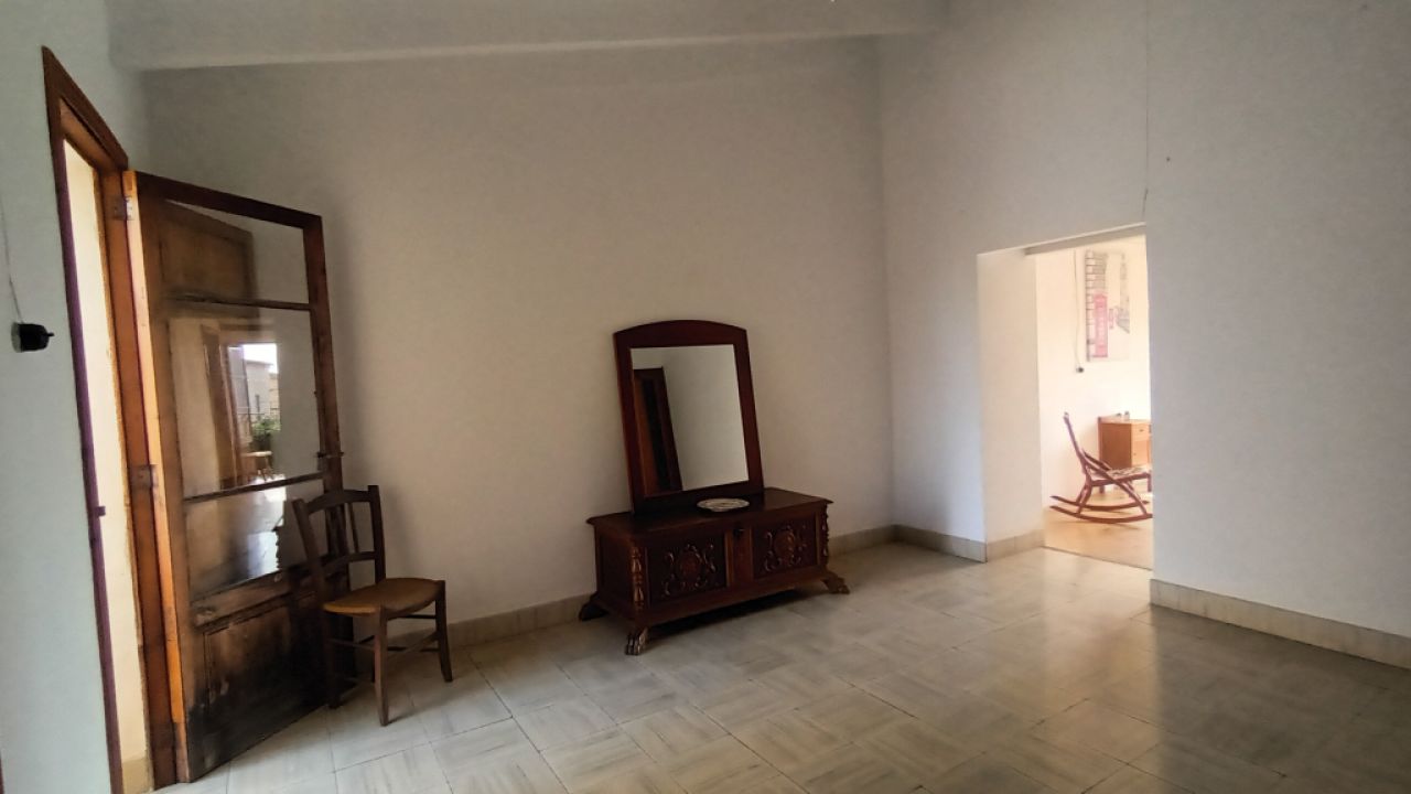 Verkauf eines 2 Etagendorfhauses mit Garage und Innenhof in Es LLombards - Santanyi -  DH 08 VK