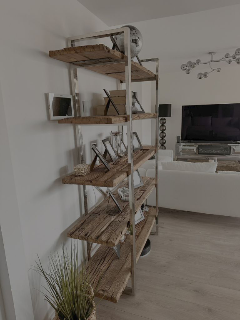 Vendo mi estantería de diseño de alta calidad en estilo industrial moderno.