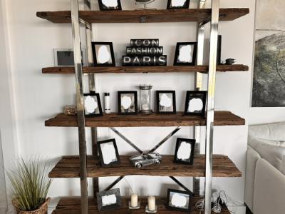 Vendo mi estantería de diseño de alta calidad en estilo industrial moderno.