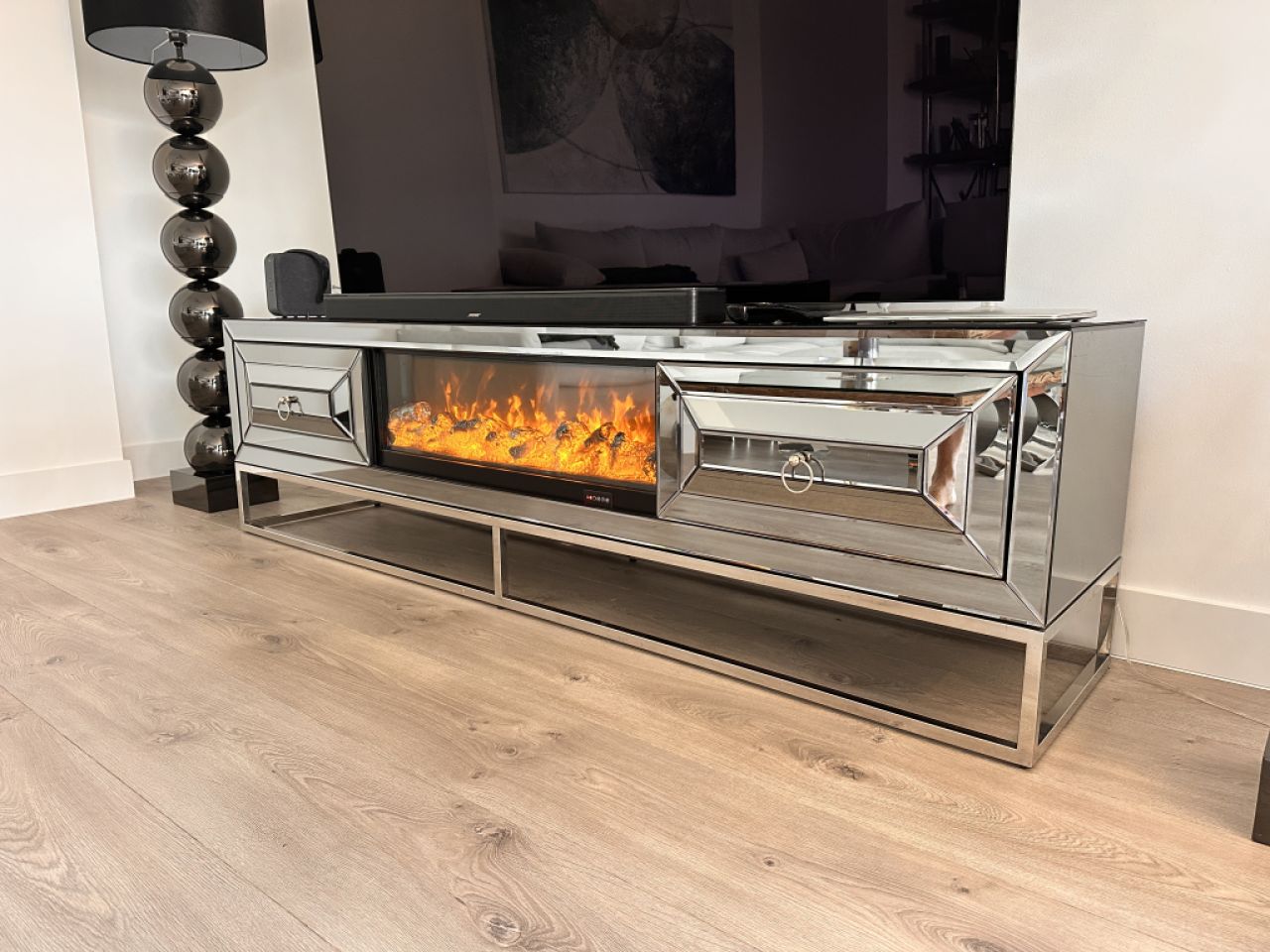 Verkaufe mein hochwertiges Sideboard inklusive integriertem elektrischem Kamin mit Farbspiel.