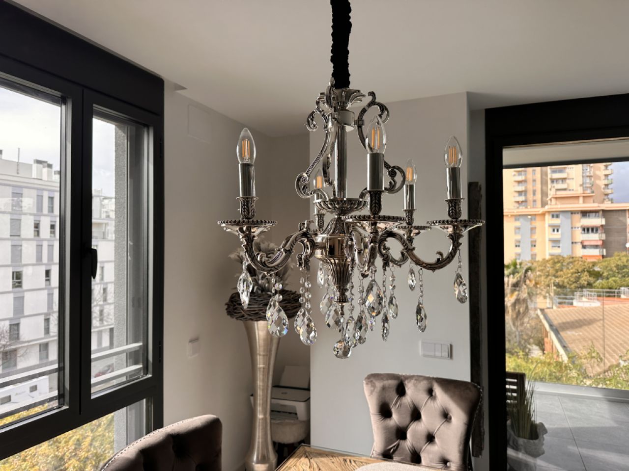 Vendo mi elegante candelabro de diseño clásico con colgantes de cristal relucientes.