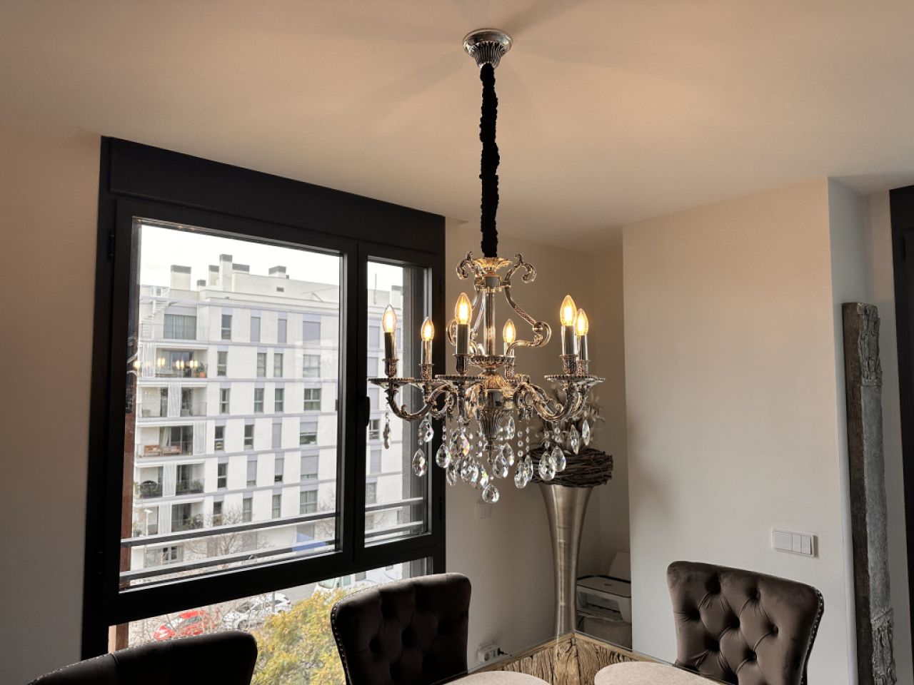 Vendo mi elegante candelabro de diseño clásico con colgantes de cristal relucientes.