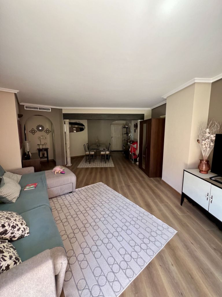 Verkaufe sehr gepflegte Wohnung in Santa Ponsa mit zwei Schlafzimmern und zwei Bädern