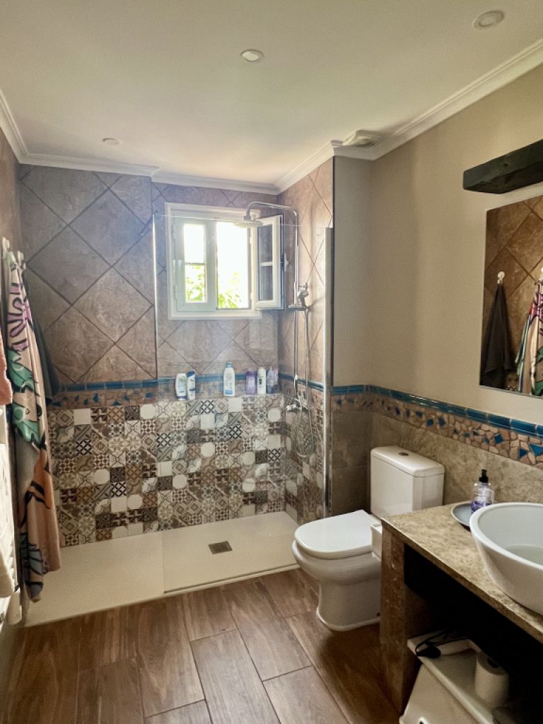 Verkaufe sehr gepflegte Wohnung in Santa Ponsa mit zwei Schlafzimmern und zwei Bädern