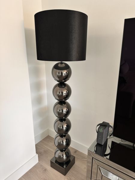 Verkaufe zwei hochwertige Designer-Stehleuchten im modernen, eleganten Stil.