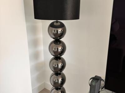 Verkaufe zwei hochwertige Designer-Stehleuchten im modernen, eleganten Stil.