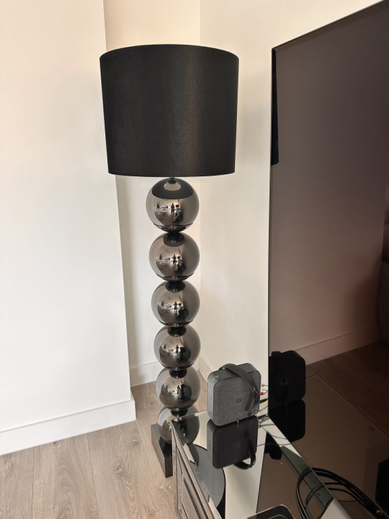 Verkaufe zwei hochwertige Designer-Stehleuchten im modernen, eleganten Stil.