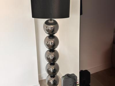 Verkaufe zwei hochwertige Designer-Stehleuchten im modernen, eleganten Stil.