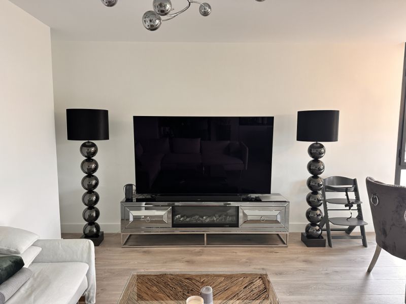 Verkaufe zwei hochwertige Designer-Stehleuchten im modernen, eleganten Stil.