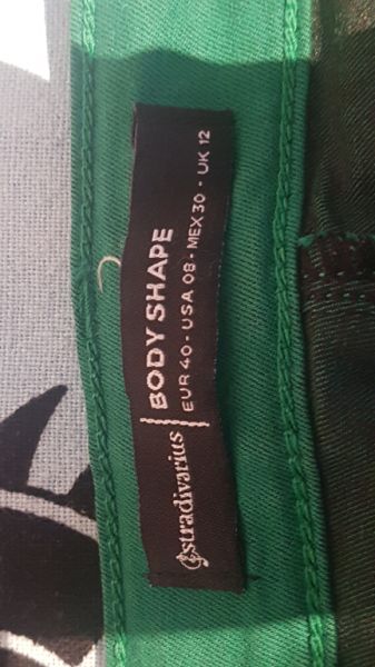 Verschiedene Hosen – neu und ungetragen