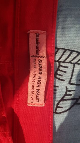 Verschiedene Hosen – neu und ungetragen