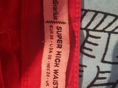 Verschiedene Hosen – neu und ungetragen