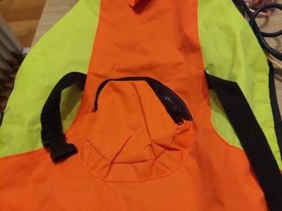 Verschiedene Hundekleidung und Accessoires