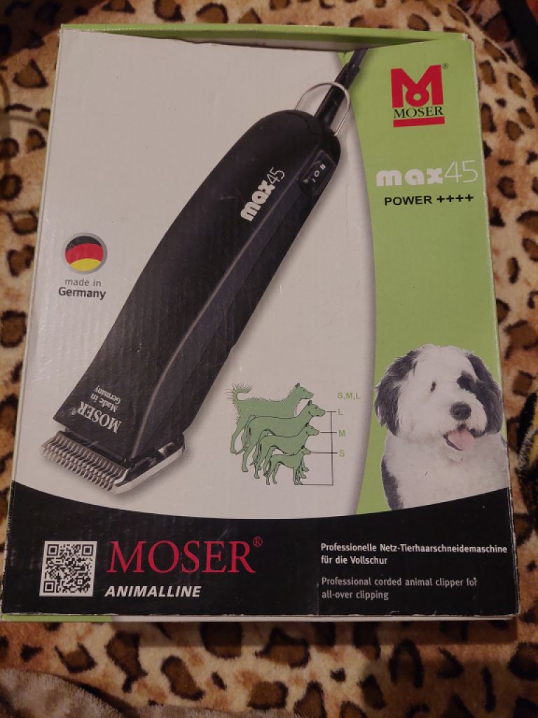 Verschiedene Hundekleidung und Accessoires