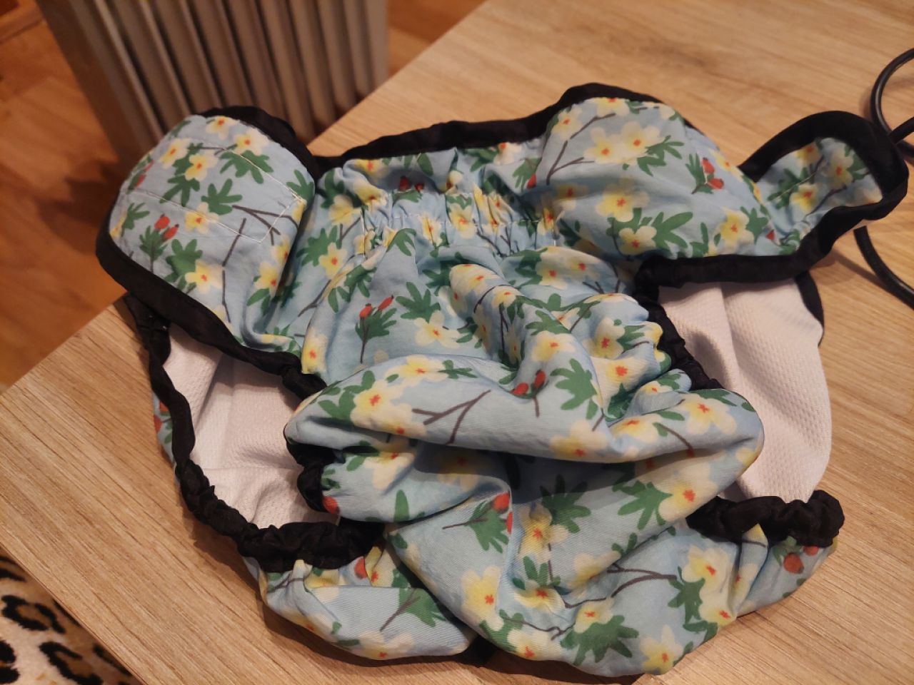 Verschiedene Hundekleidung und Accessoires