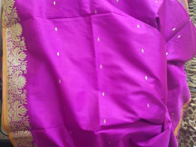 Verschiedene Saris aus asiatischen Ländern