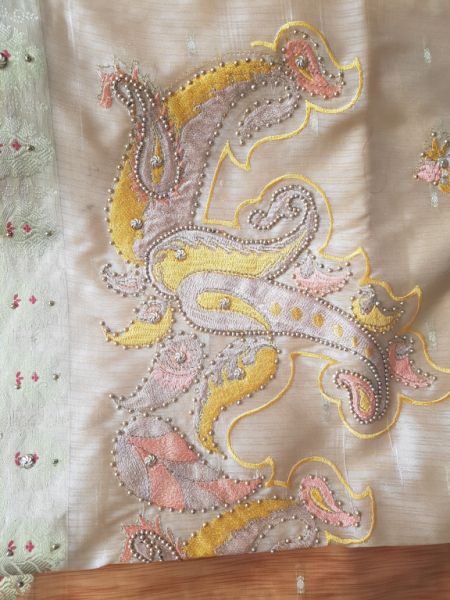 Verschiedene Saris aus asiatischen Ländern