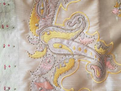 Verschiedene Saris aus asiatischen Ländern