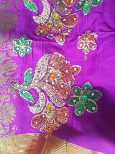 Verschiedene Saris aus asiatischen Ländern