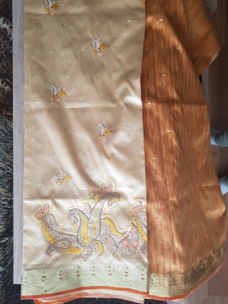 Verschiedene Saris aus asiatischen Ländern