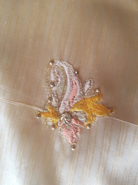 Verschiedene Saris aus asiatischen Ländern