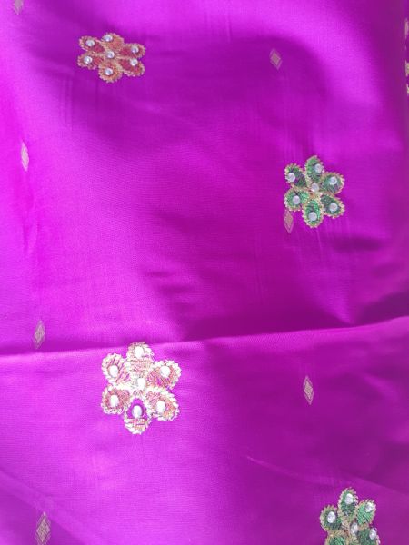 Verschiedene Saris aus asiatischen Ländern