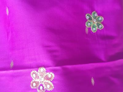 Verschiedene Saris aus asiatischen Ländern