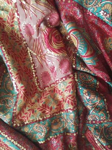 Verschiedene Saris aus asiatischen Ländern