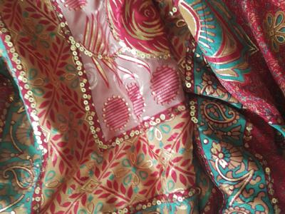 Verschiedene Saris aus asiatischen Ländern