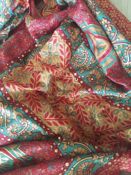 Verschiedene Saris aus asiatischen Ländern