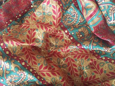 Verschiedene Saris aus asiatischen Ländern