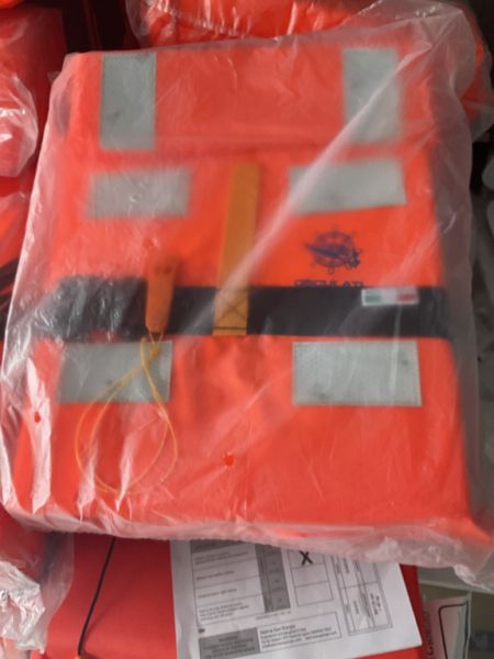 Varios chalecos salvavidas