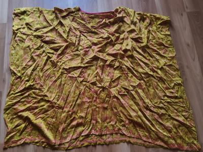 Verschiedene Tuniken – neu und ungetragen