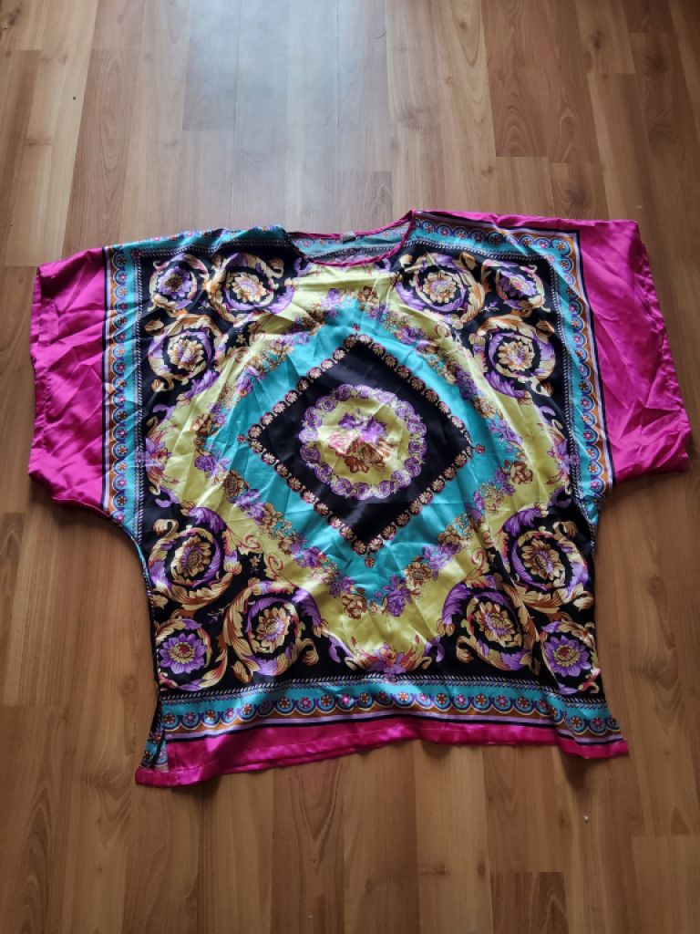 Verschiedene Tuniken – neu und ungetragen