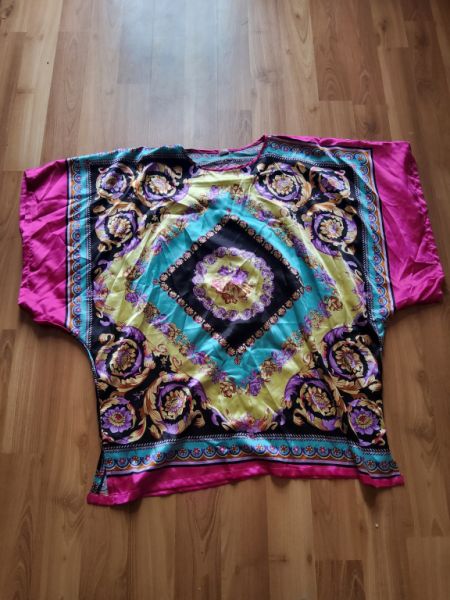 Verschiedene Tuniken – neu und ungetragen