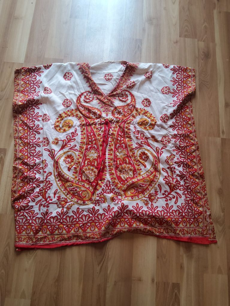 Verschiedene Tuniken – neu und ungetragen