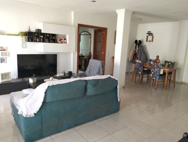 VILAFRANCA DE BONANY: 3 SZ-Wohnung 126 m2  mit Balkon im 2-Parteien-Haus fussläufig zum Stadtkern