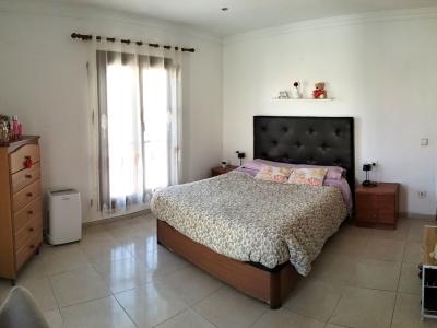 VILAFRANCA DE BONANY: 3 SZ-Wohnung 126 m2  mit Balkon im 2-Parteien-Haus fussläufig zum Stadtkern