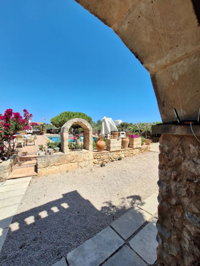 Villa con apartamento vacacional y estudio en alquiler en Porto Cristo