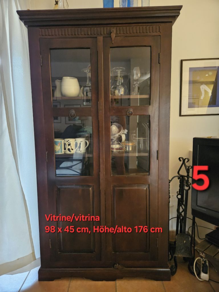 Vitrinenschrank aus massivem Holz