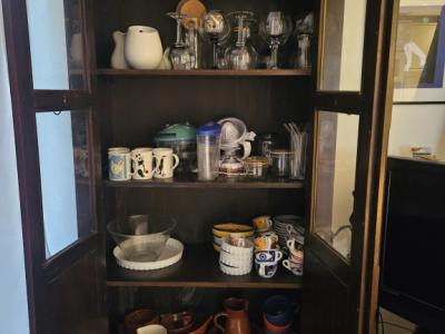 Vitrinenschrank aus massivem Holz