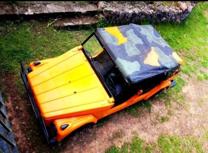 VW 181 Kübel 1971 con histórico campo de concentración español