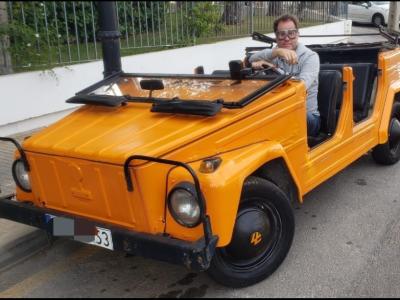 VW 181 Kübel 1971 con histórico campo de concentración español