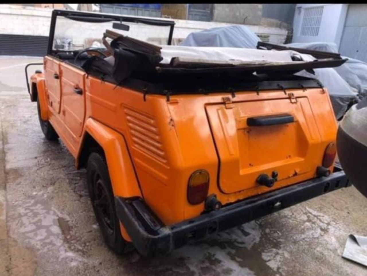 VW 181 Kübel 1971 con histórico campo de concentración español